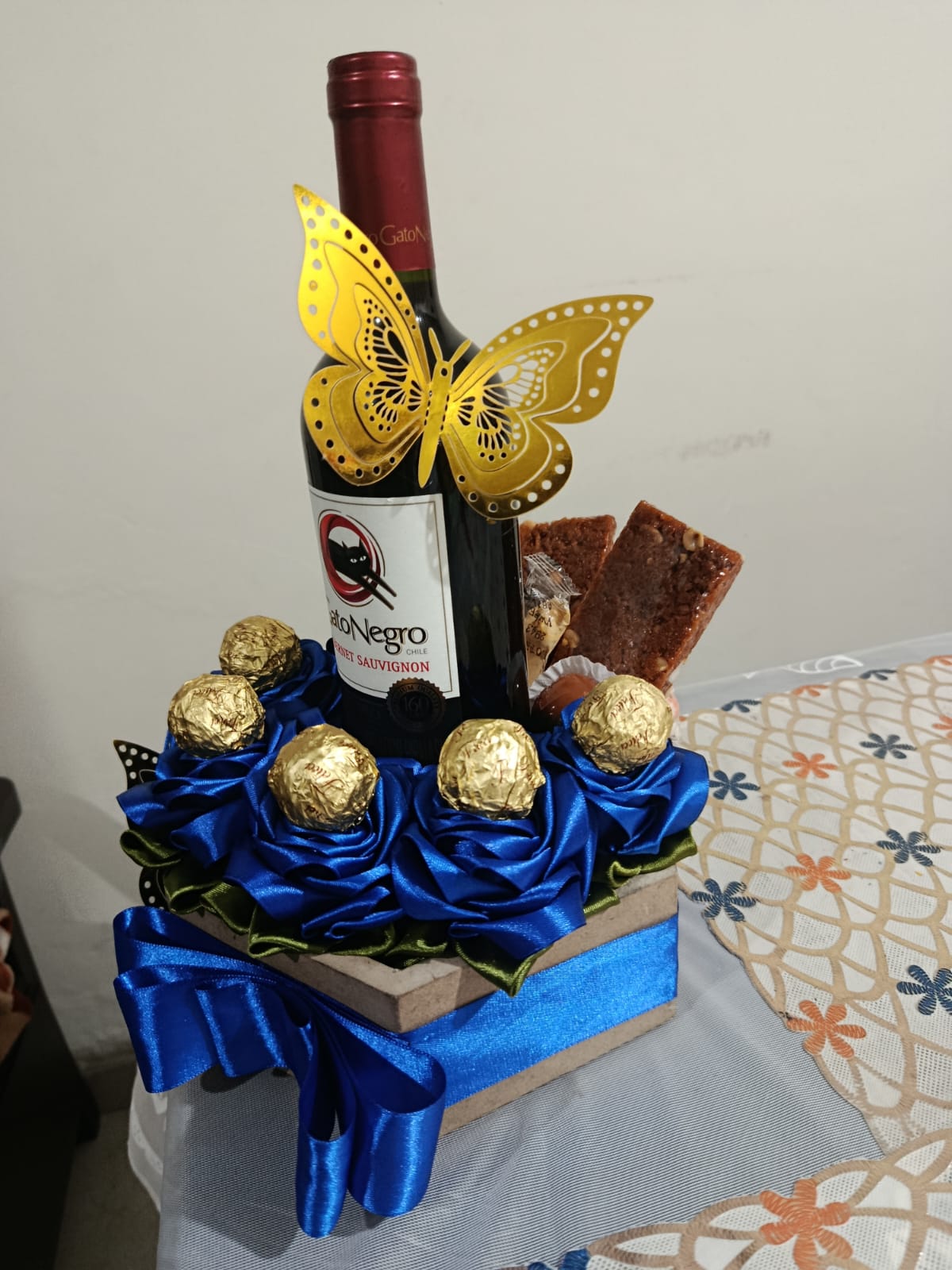Anchetas rosas botella vino y dulces 