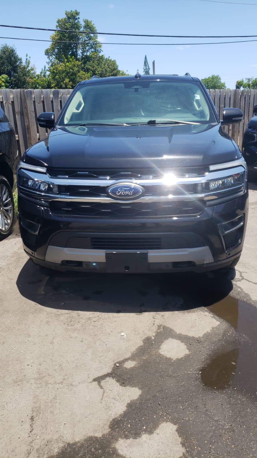 55.) 2023 FORD Expedition Black. Millas: 130.000 Exterior: Bla...