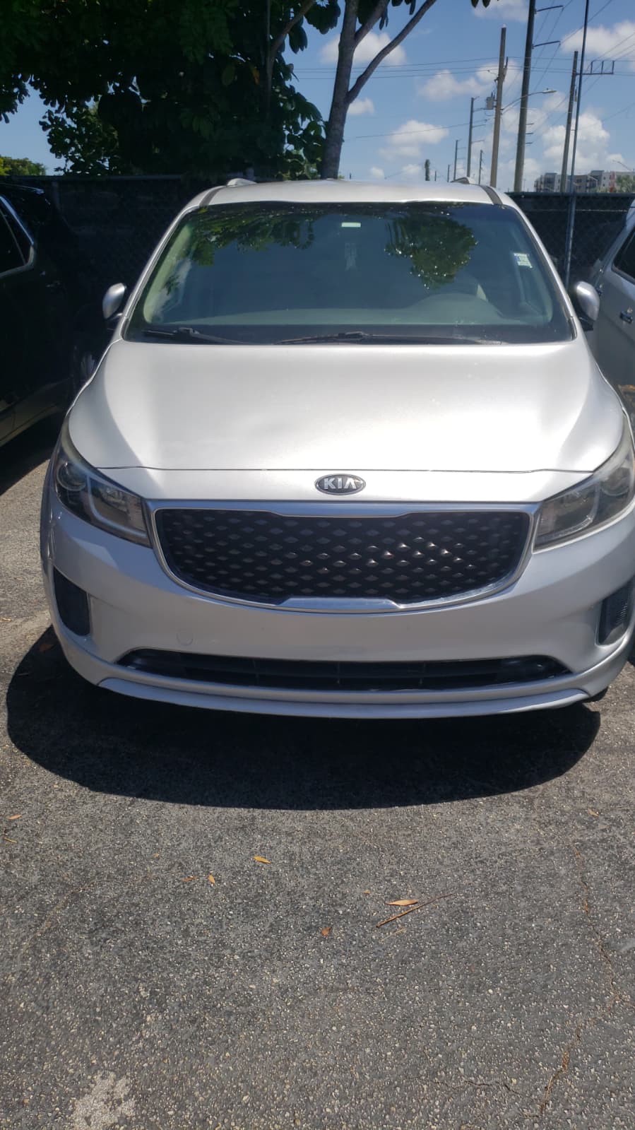 63.) 2016 KIA SEDONA. Exterior: Silver, Interior: Grey. Milles...
