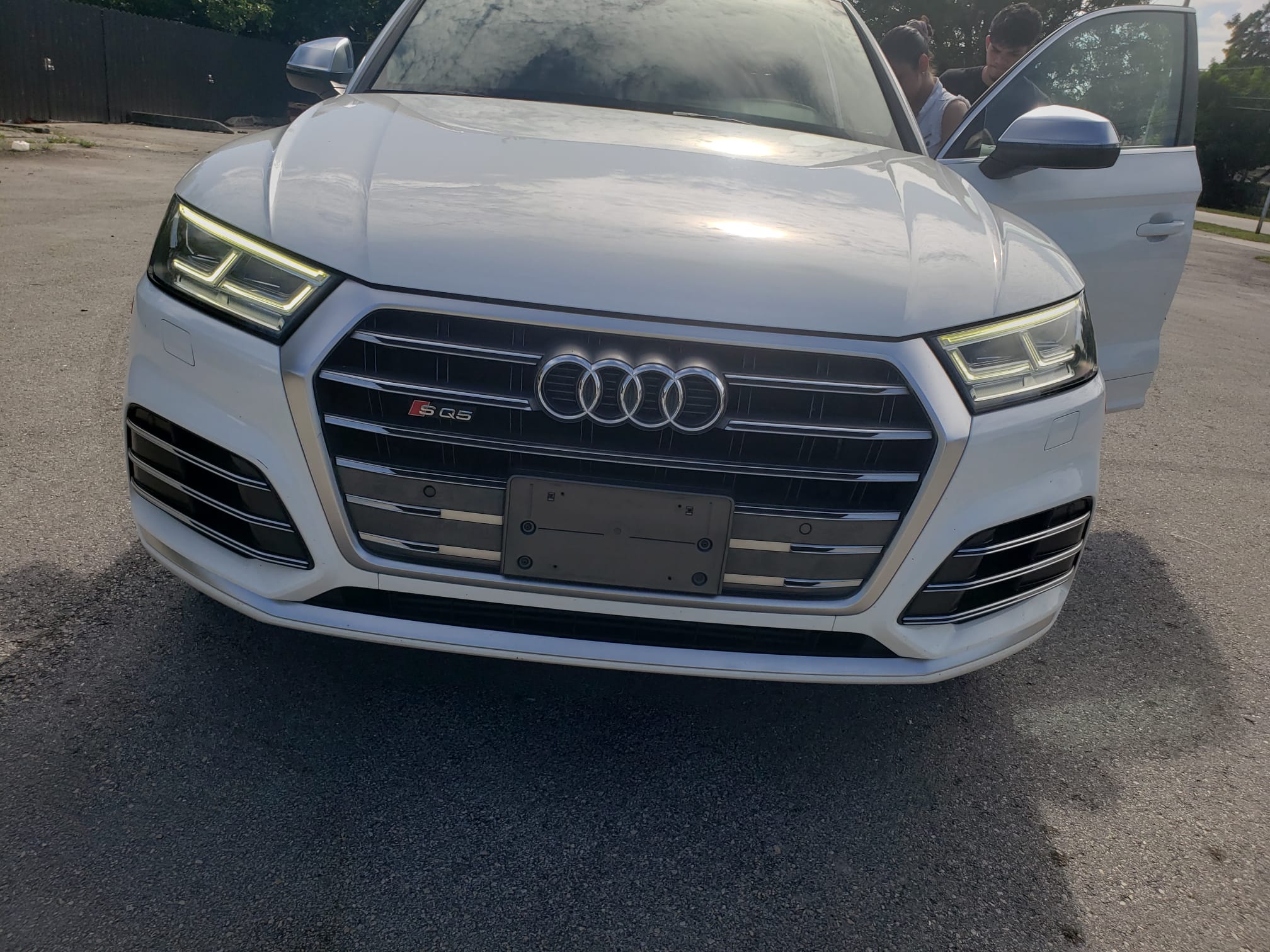 70.) AUDI SQ 5, SUV Exterior: White, Interior: Red