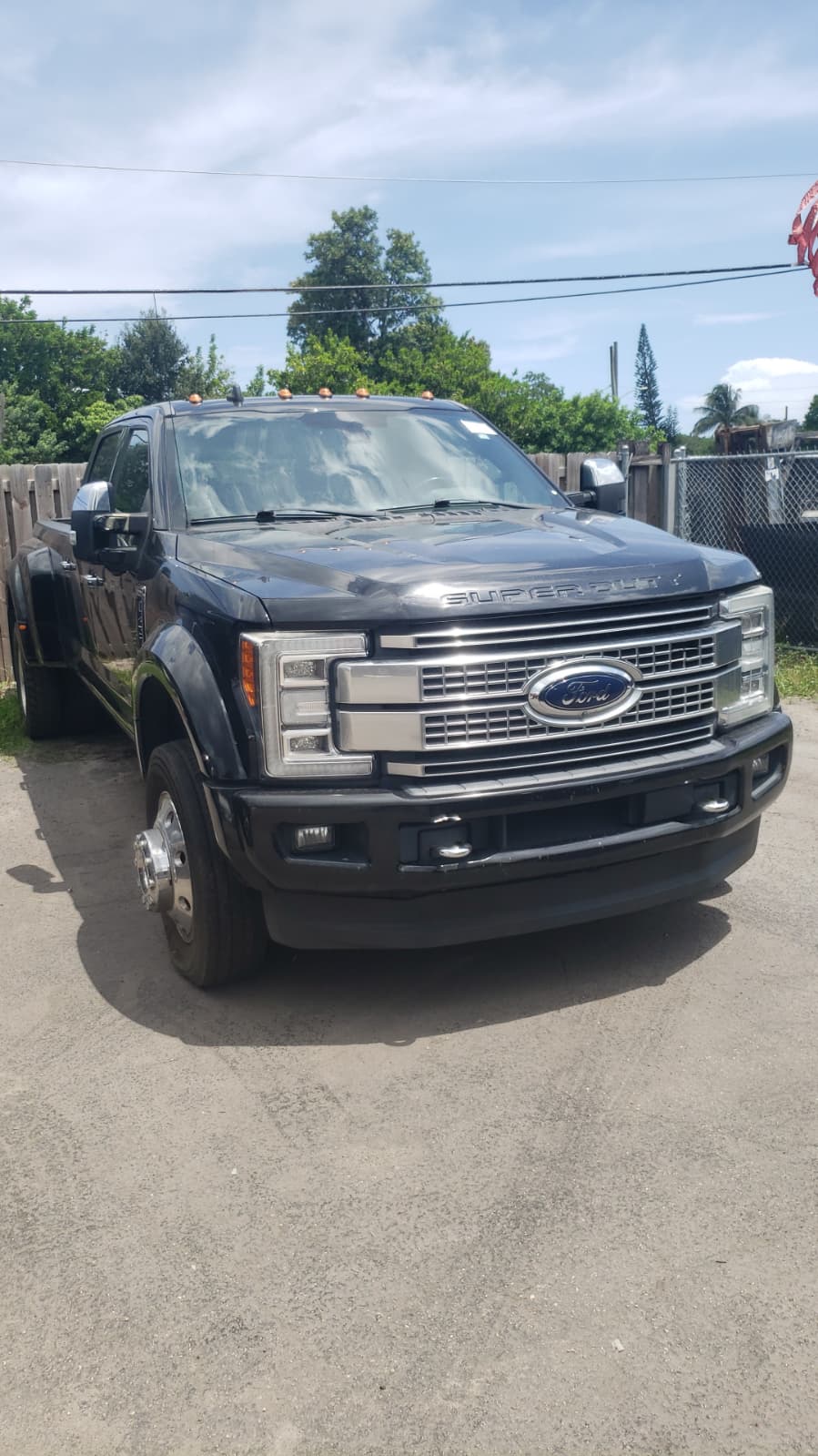82.) 2019 FORD F-450, Black. 150,000 Millas, VIN: D98459