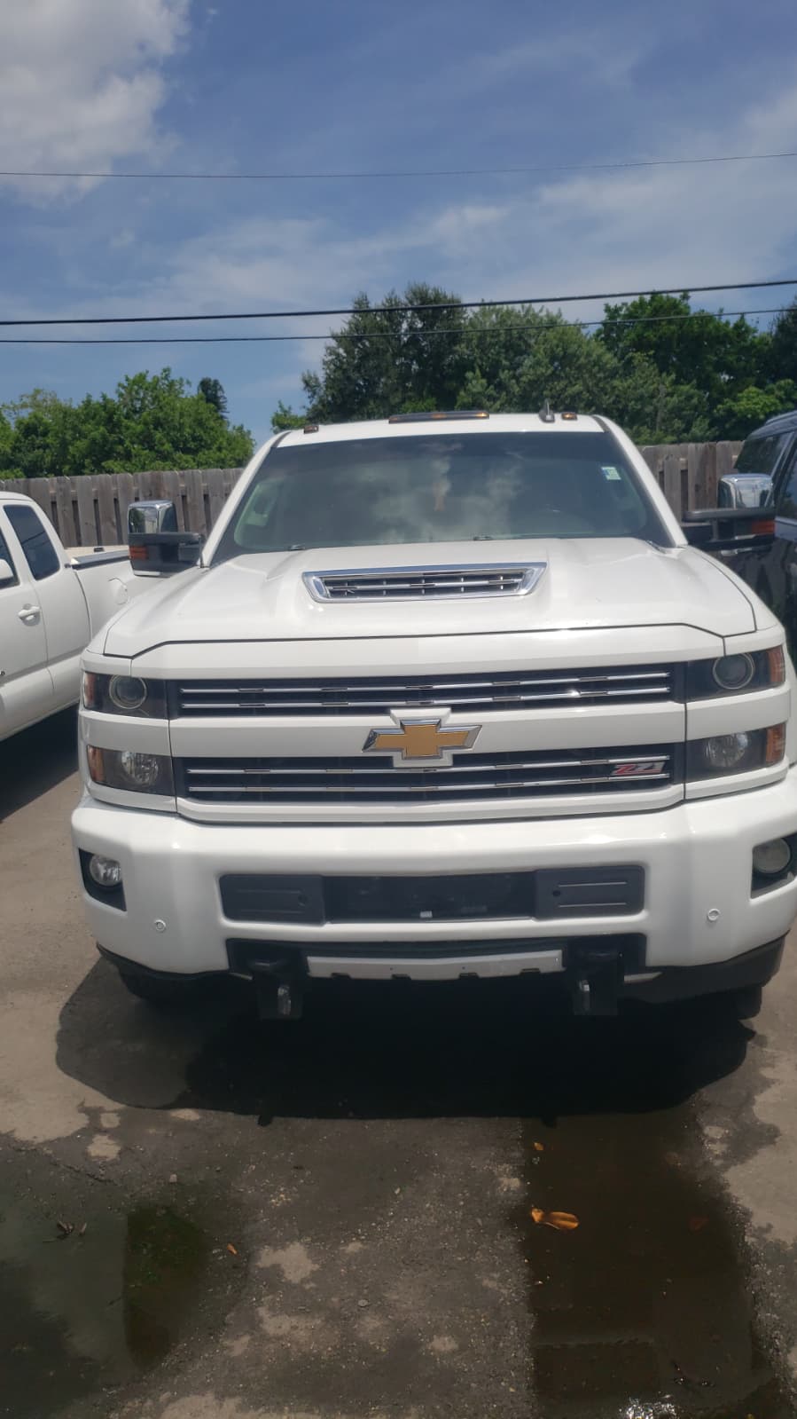 84.) 2019 CHEVROLET SILVERADO White, 79,000 Miles. VIN: 134852
