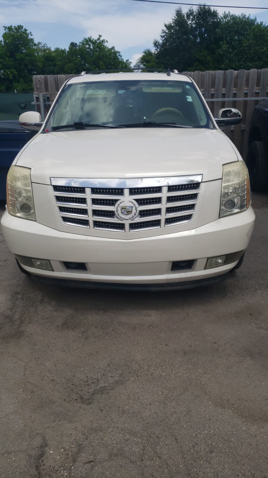 86.) CADILLAC ESCALADE White. VIN: 299731