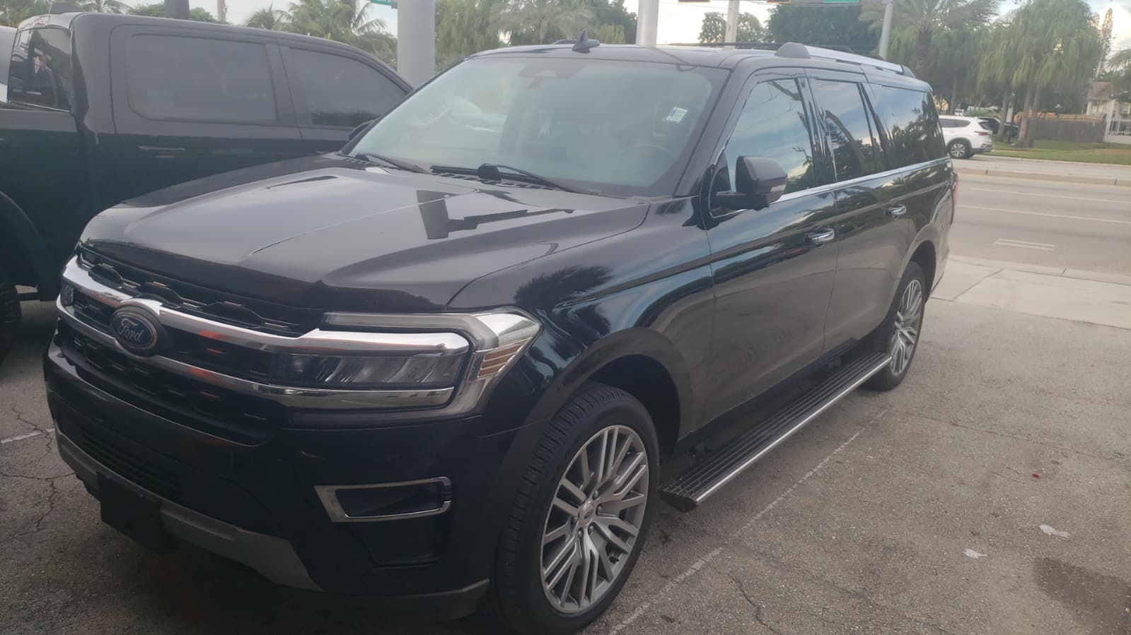 100.) 2023 FORD EXPEDITION Limited MAX, Black. 130,000 Miles. ...